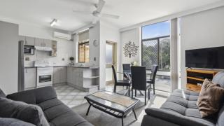 Ocean Parade 10 - Cozy Apartment, Sleeps 2, Spa - Coffs Harbour - 5