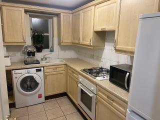 Large Double Bed and bathroom - Oxford - 3