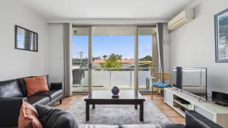 Ocean Parade 7 - Stylish Renovated Apt, Pool, Spa, Sleeps 4, Cafes - Coffs Harbour - 2