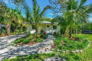 Casa Posada - So Close You Can Hear the Waves Historic Beach Cottage w Beach Gear - Anna Maria - 0