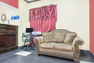 Days Inn & Suites by Wyndham Hutchinson - 9