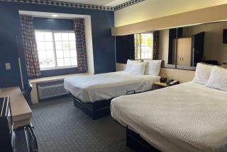 Days Inn & Suites by Wyndham Hutchinson - 1