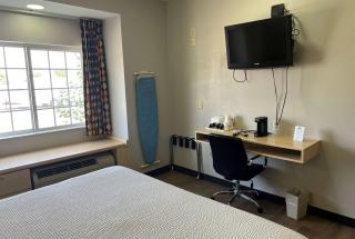 Days Inn & Suites by Wyndham Hutchinson - 1