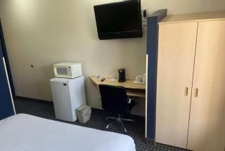 Days Inn & Suites by Wyndham Hutchinson - 1