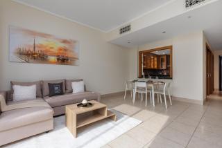 Maison Privee - Stylish & Spacious Apartment in Downtown Dubai - 8