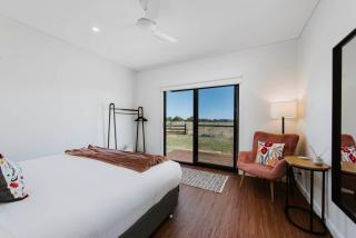 Frantoio Cottage - Serene Horizons, Stylish Comforts - McDonalds Creek - 8