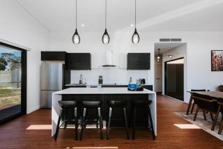 Frantoio Cottage - Serene Horizons, Stylish Comforts - McDonalds Creek - 6