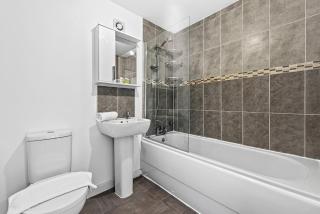 Woodscape Stays - Relaxing City Retreat, 4 Bed, 3 Bath House, Off Road Parking, Fast WIFI, Close to City Centre - 1