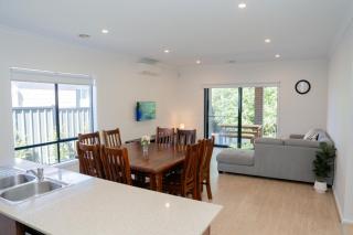 Modern & spacious family home - Point Cook - 0