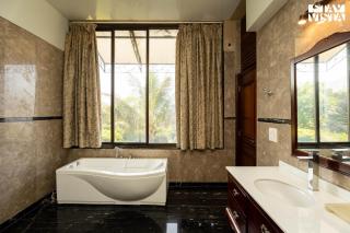 StayVista at Laguna Escape with Deck, Pool, Bathtub - 1