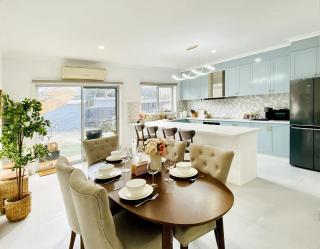 Bright 4BR Townhouse Near Coles, Parks, BBQ, Free Parking l Perfect for Families Groups - 0