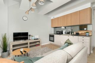 Przestronny Apartament z Biurkiem w Centrum Poznania Blisko Rynku i Parku by Noclegi Renters - Poznań - 6
