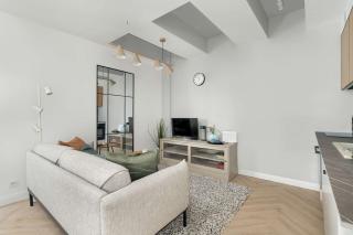 Przestronny Apartament z Biurkiem w Centrum Poznania Blisko Rynku i Parku by Noclegi Renters - 4