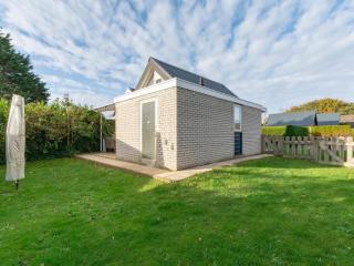 Holiday home with outdoor lounging - Sint Maartenszee - 2