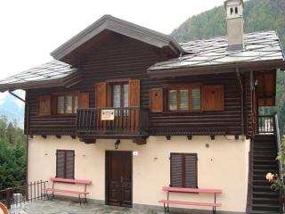 Delizioso appartamento quadrilocale con terrazzo e balcone, piano terra - Brusson - 0