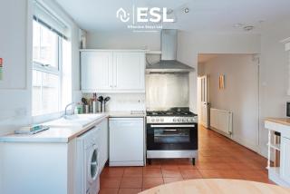 Large 5 Bedroom Victorian House - Drive Way Parking - 2