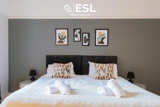 Large 5 Bedroom Victorian House - Drive Way Parking - 3