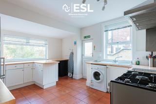 Large 5 Bedroom Victorian House - Drive Way Parking - 5