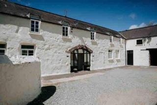 1 Courtyard cottage with hot tub and walled garden - - 0