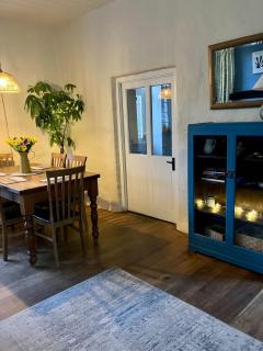 1 Courtyard cottage with hot tub and walled garden - - 5