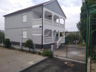 Apartmani Kenđel 2 - Pirovac - 0