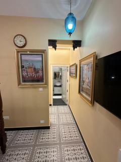 The Coral Court Homestay - Agra - 4