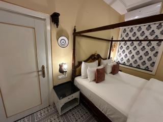 The Coral Court Homestay - Agra - 7