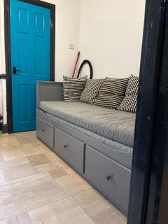 Tudors eSuites Budget Apartments - 6