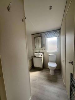 FlagShipSite-Caravan-Sleeps7-Fast Internet - Rhyl - 6