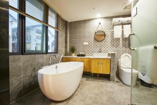 Deluxe Double Balcony King Room Bathtub - Hangzhou - 5
