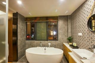 Deluxe Double Balcony King Room Bathtub - Hangzhou - 4