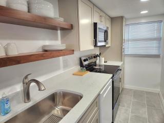 204 - Renovated 2/2 Sleeps 6 - New Smyrna Beach - 3