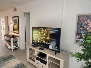 204 - Renovated 2/2 Sleeps 6 - 9