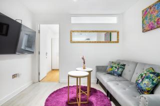 Modern Two Bed Apt with free Gated Parking Space - London - 0