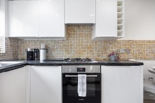 Modern Two Bed Apt with free Gated Parking Space - London - 1