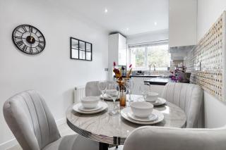 Modern Two Bed Apt with free Gated Parking Space - London - 3