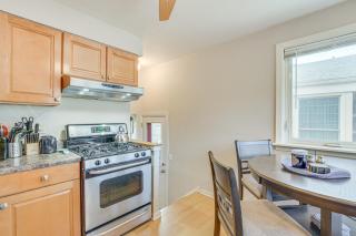 Home with Fenced Yard 13 Mi to Downtown Chicago! - Evanston - 5