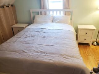 Private Room with Queen Bed and Work Station - Burlington - 7
