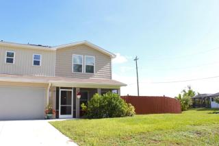 Lovelee Villa Cozy 2-Story Home - Cape Coral - 0