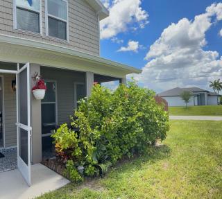 Lovelee Villa Cozy 2-Story Home - Cape Coral - 8