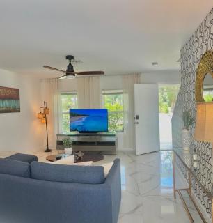 Lovelee Villa Cozy 2-Story Home - Cape Coral - 1
