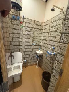 Radiant Blu Hotel - Noida - 9