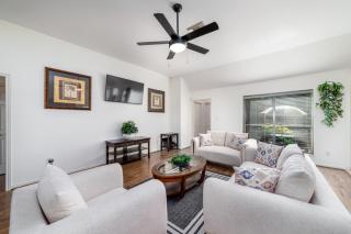 Stylish 4BR Retreat in West Houston - Prime Spot - 0