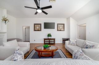 Stylish 4BR Retreat in West Houston - Prime Spot - 8