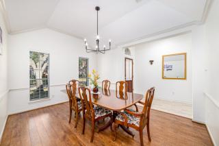 Stylish 4BR Retreat in West Houston - Prime Spot - 7