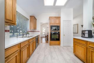 Stylish 4BR Retreat in West Houston - Prime Spot - 3