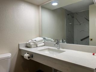 Hilltop Inn & Suites - 4