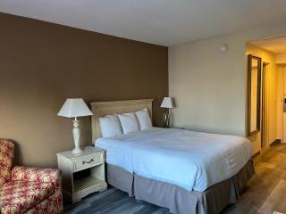 Hilltop Inn & Suites - 1