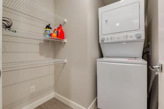 Pet Friendly 2 Bed Close to Downtown - 9