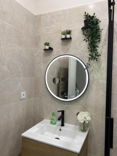 Appartement cosy avec oasis privée, salle de jeux, vélos bienvenus - 4